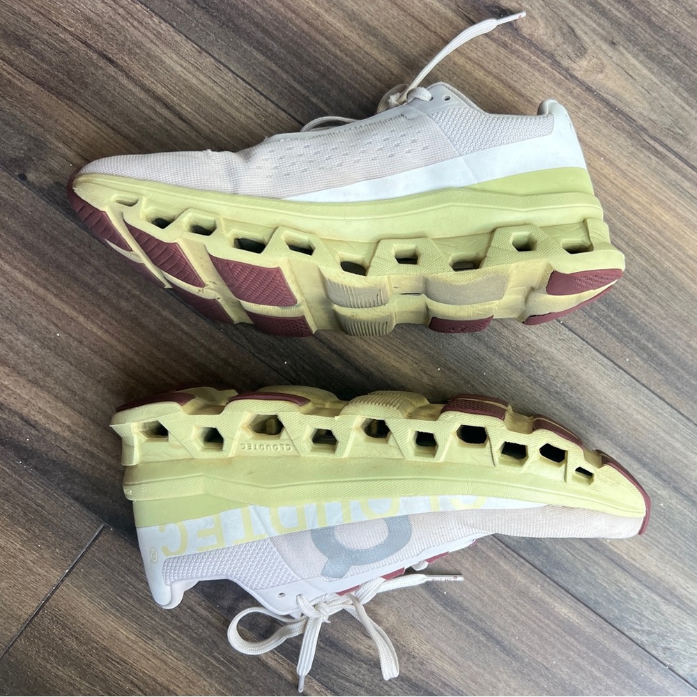 Cloudmonsters On running sneakers, Women U.S Size 7